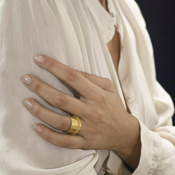 Second Skin Nude 18K gold ring on hand – Cynthia Raffoul