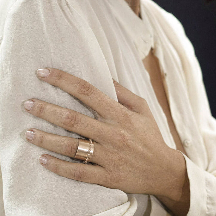 Second Skin Nude 18K pink gold ring on hand – Cynthia Raffoul