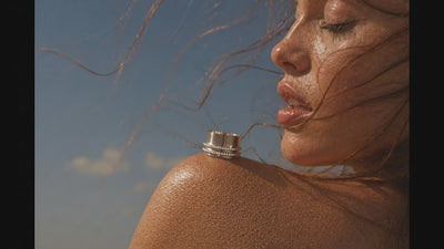 Second skin Element collection editorial video with air ring 18K gold - Cynthia Raffoul